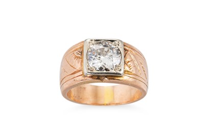 Lot 124 - A VINTAGE DIAMOND SET RING, the old cut...