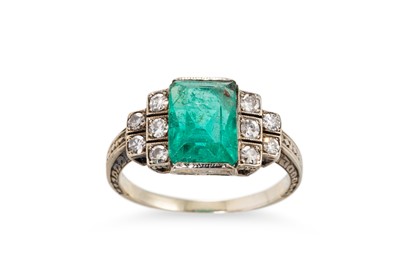 Lot 126 - AN ART DECO EMERALD AND DIAMOND RING, the trap...