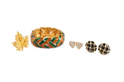 Lot 21 - A COLLECTION OF VINTAGE JEWELLERY, items by...