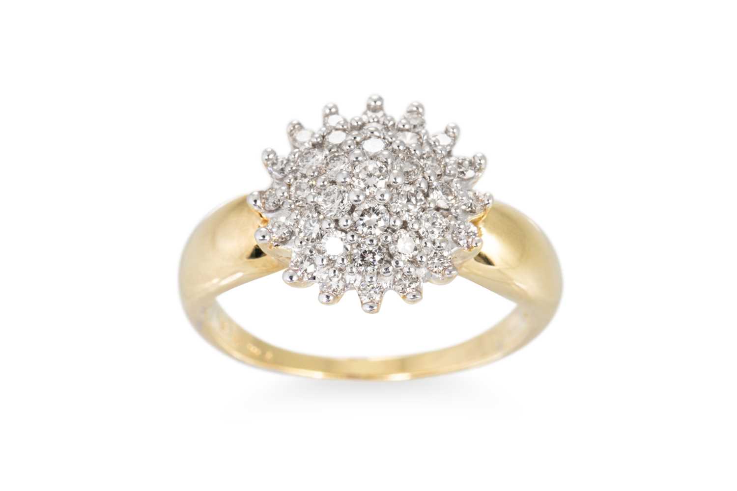 Lot 117 - A DIAMOND CLUSTER RING, the brilliant cut...