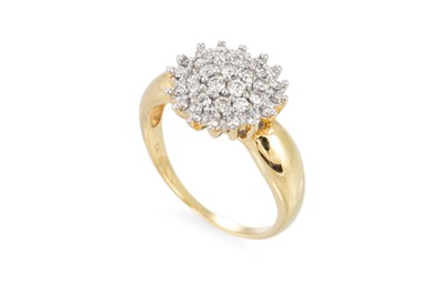Lot 117 - A DIAMOND CLUSTER RING, the brilliant cut...
