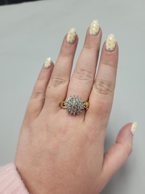 Lot 117 - A DIAMOND CLUSTER RING, the brilliant cut...