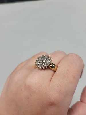 Lot 117 - A DIAMOND CLUSTER RING, the brilliant cut...