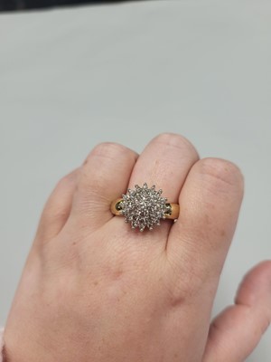 Lot 117 - A DIAMOND CLUSTER RING, the brilliant cut...