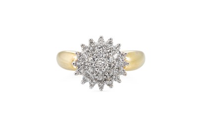 Lot 117 - A DIAMOND CLUSTER RING, the brilliant cut...