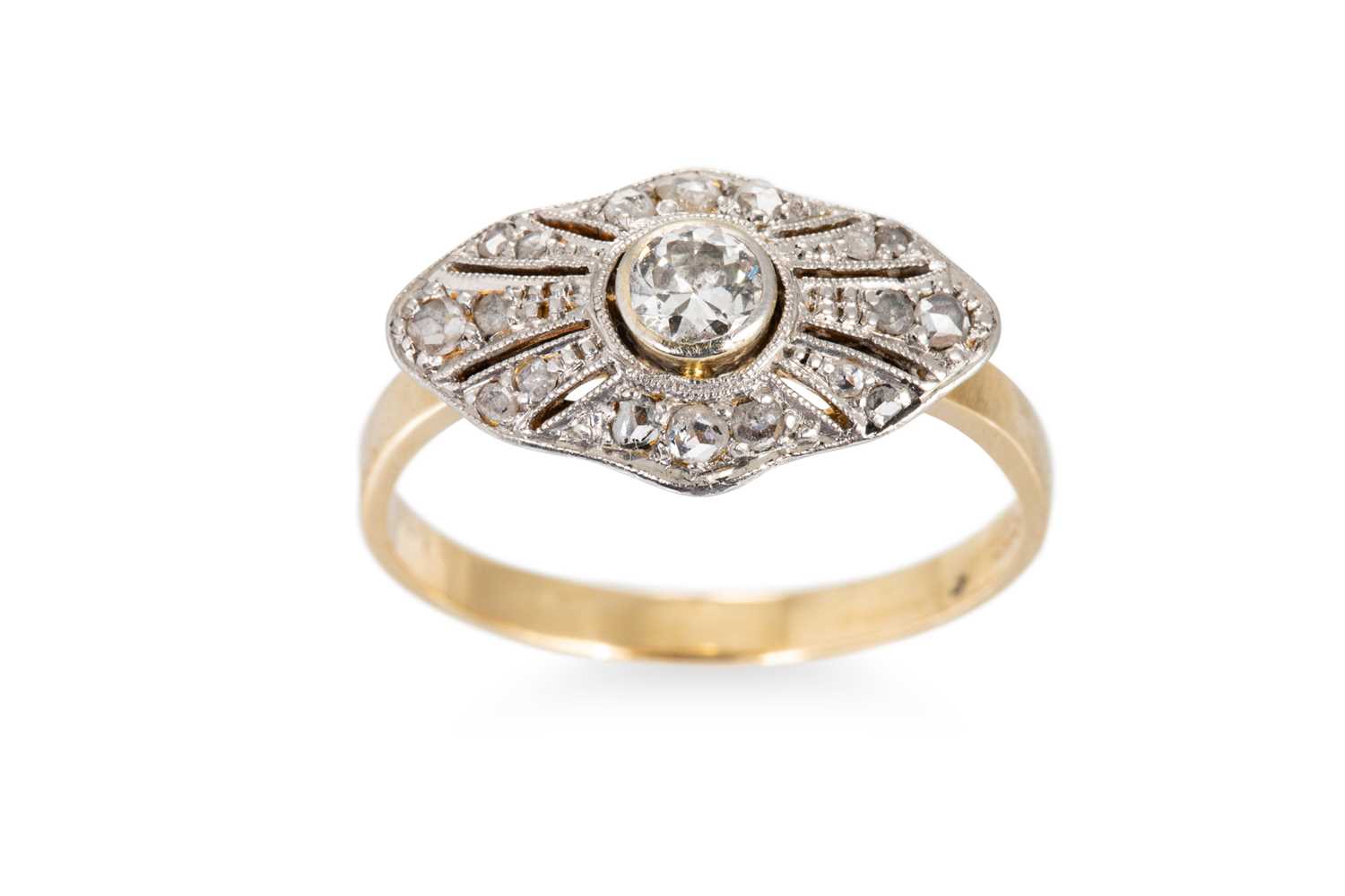 Lot 120 - AN ART DECO DIAMOND CLUSTER RING, plaque...