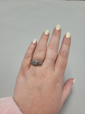 Lot 120 - AN ART DECO DIAMOND CLUSTER RING, plaque...