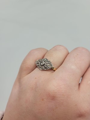 Lot 120 - AN ART DECO DIAMOND CLUSTER RING, plaque...
