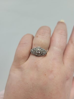 Lot 120 - AN ART DECO DIAMOND CLUSTER RING, plaque...
