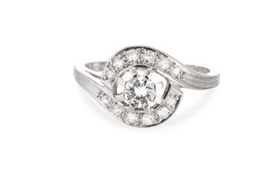 Lot 123 - A DIAMOND CLUSTER RING, of twist design, 14ct...