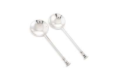 Lot 265 - A PAIR OF SILVER SEAL TOP SPOONS