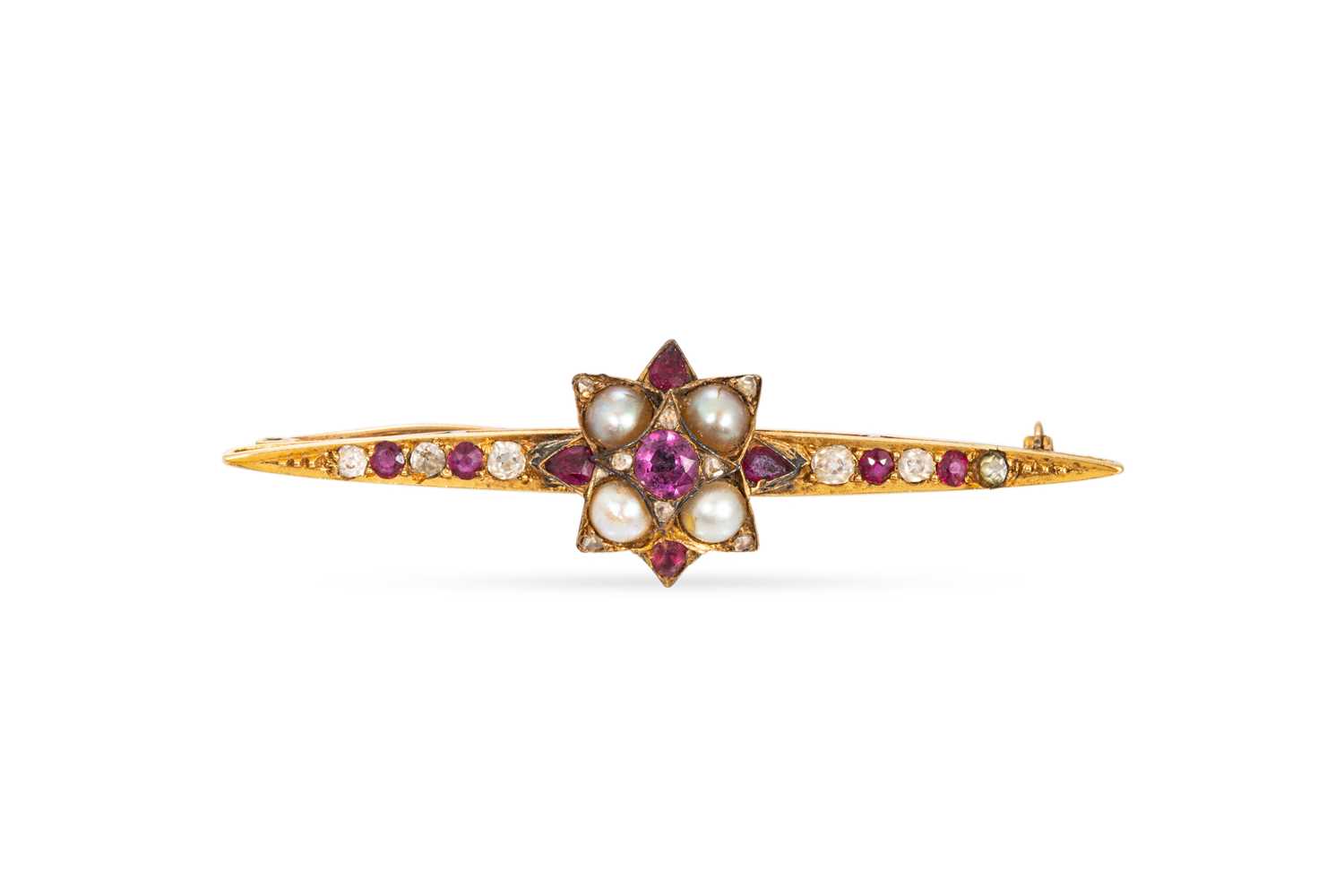 Lot 77 - AN ANTIQUE PEARL AND STONESET BAR BROOCH, with...