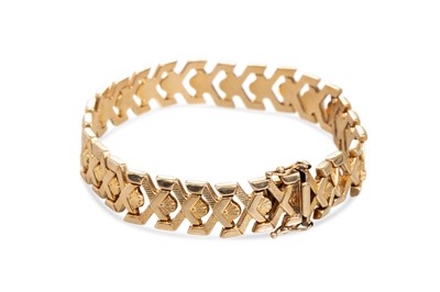 Lot 140 - A 9CT GOLD FANCY LINK BRACELET, weight ca. 15.7g