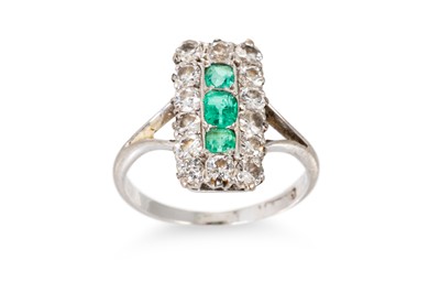 Lot 178 - A DIAMOND AND EMERALD RING, mounted in white...