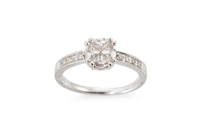 Lot 278 - A DIAMOND CLUSTER RING, the centre quatrefoil...