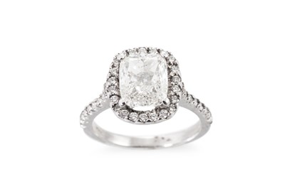 Lot 387 - A DIAMOND SOLITAIRE RING, the centre diamond...