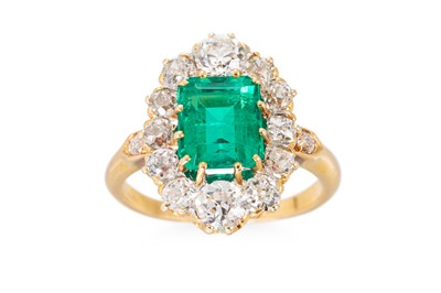 Lot 228 - A VINTAGE DIAMOND AND EMERALD CLUSTER RING,...
