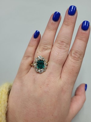 Lot 228 - A VINTAGE DIAMOND AND EMERALD CLUSTER RING,...