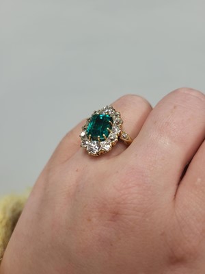 Lot 228 - A VINTAGE DIAMOND AND EMERALD CLUSTER RING,...