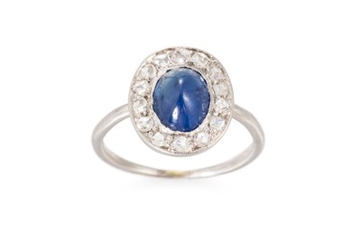 Lot 231 - AN EDWARDIAN SAPPHIRE AND DIAMOND CLUSTER RING,...