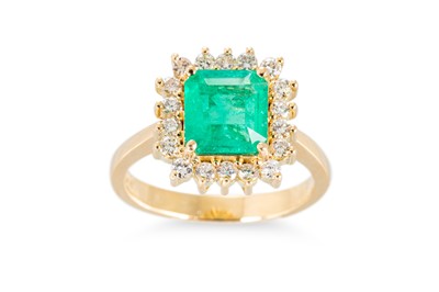 Lot 145 - AN EMERALD AND DIAMOND CLUSTER RING, the...