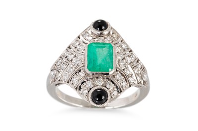 Lot 146 - AN EMERALD, DIAMOND AND ONYX PLAQUE RING, the...
