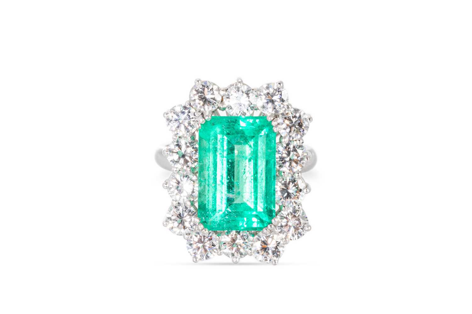 Lot 56 - AN EMERALD AND DIAMOND CLUSTER RING, the...