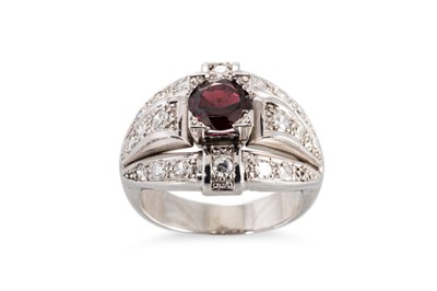 Lot 25 - A GARNET AND DIAMOND RETRO STYLE CLUSTER RING,...