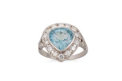 Lot 322 - AN AQUAMARINE AND DIAMOND CLUSTER RING, the...