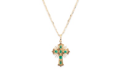 Lot 323 - AN EMERALD SET CROSS PENDANT, on a chain,...