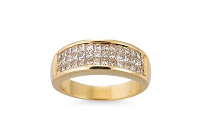 Lot 325 - A THREE ROWED PRINCESS CUT DIAMOND BAND RING,...