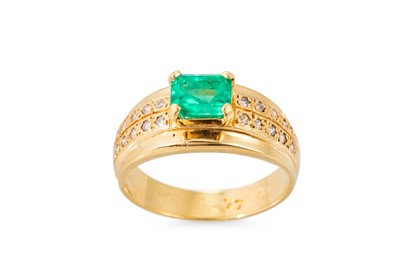 Lot 356 - AN EMERALD AND DIAMOND SET BAND RING, the...