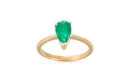Lot 357 - AN EMERALD SINGLE STONE RING, the pear cut...