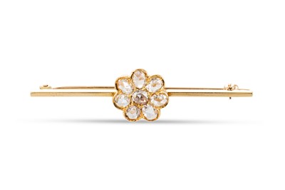 Lot 257 - AN ANTIQUE DIAMOND SET CLUSTER BROOCH, of...