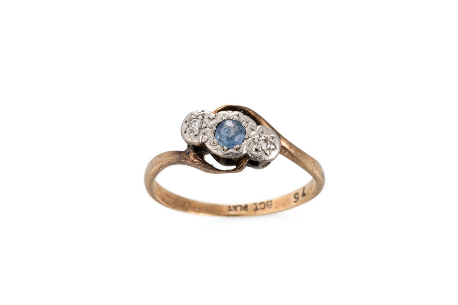Lot 37 - AN ANTIQUE SAPPHIRE AND DIAMOND THREE STONE...