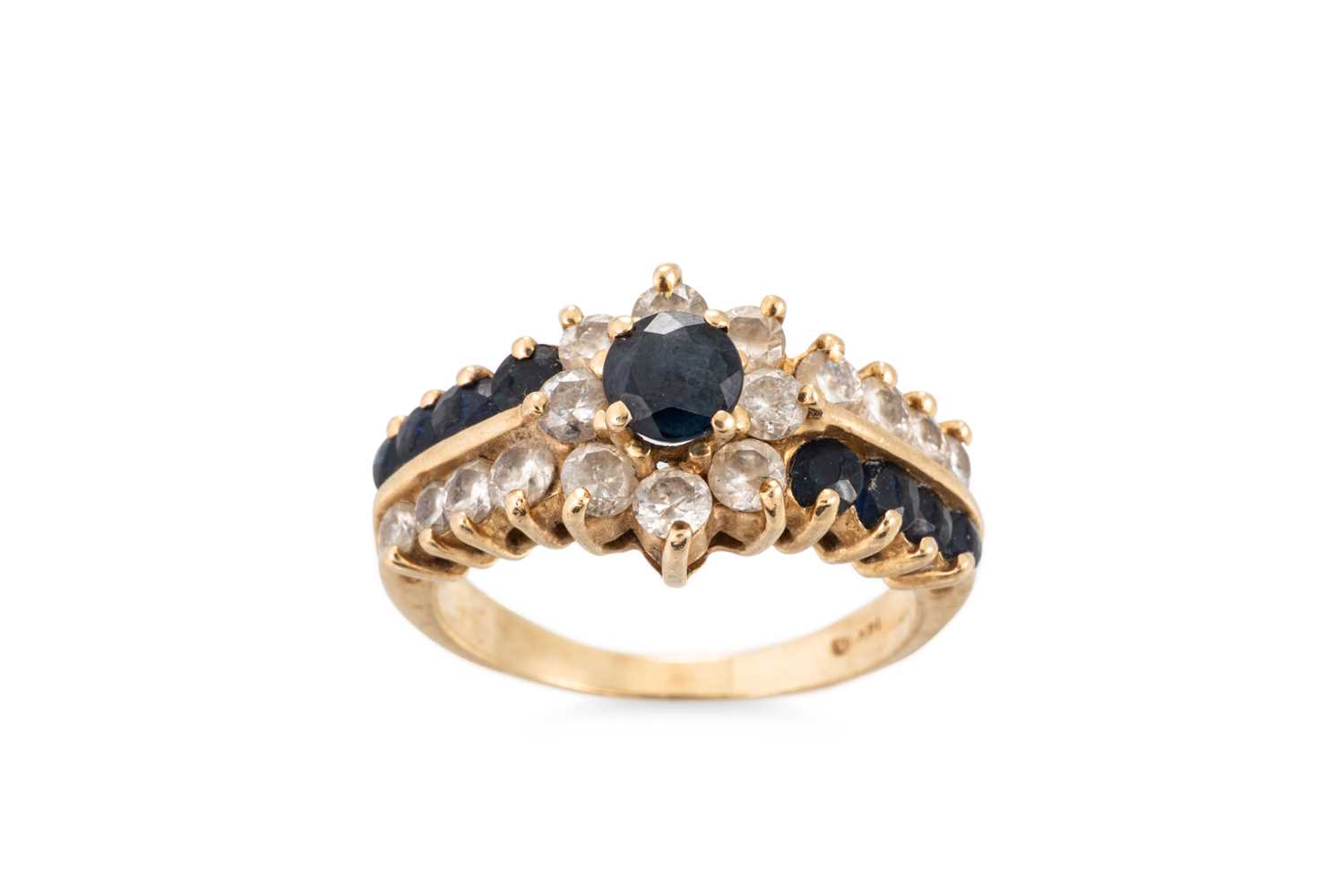 Lot 39 - A DIAMOND AND SAPPHIRE CLUSTER RING, the round...