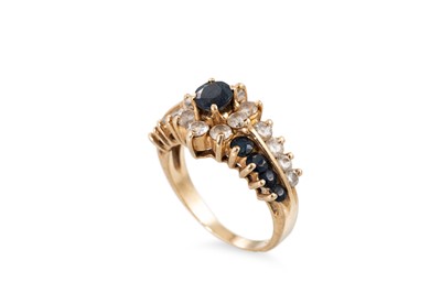 Lot 39 - A DIAMOND AND SAPPHIRE CLUSTER RING, the round...