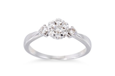 Lot 167 - A DIAMOND SET CLUSTER RING, the round...