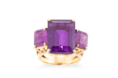 Lot 217 - AN AMETHYST SET THREE STONE RING, the...