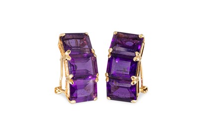 Lot 219 - A PAIR OF AMETHYST HOOP EARRINGS, the emerald...