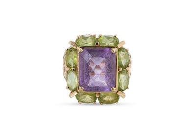 Lot 294 - AN AMETHYST AND PERIDOT RING, the rectangular...