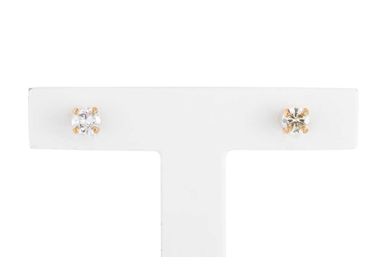 Lot 22 - A PAIR OF DIAMOND STUD EARRINGS, the round...