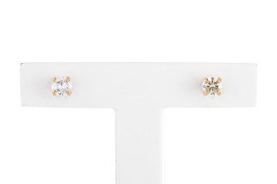 Lot 22 - A PAIR OF DIAMOND STUD EARRINGS, the round...