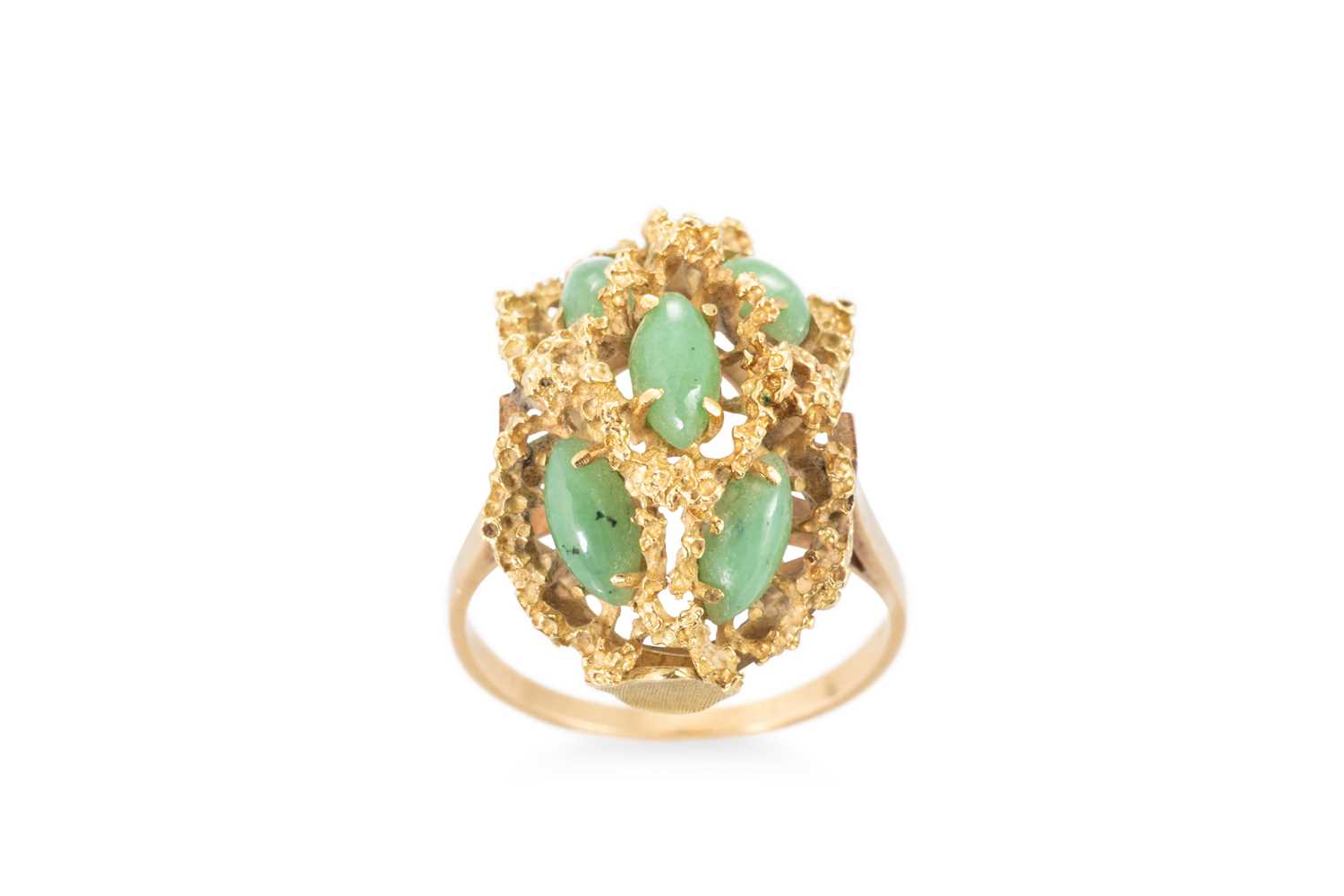 Lot 79 - A VINTAGE ABSTRACT CHALCEDONY SET CLUSTER RING,...
