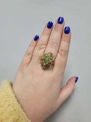 Lot 79 - A VINTAGE ABSTRACT CHALCEDONY SET CLUSTER RING,...