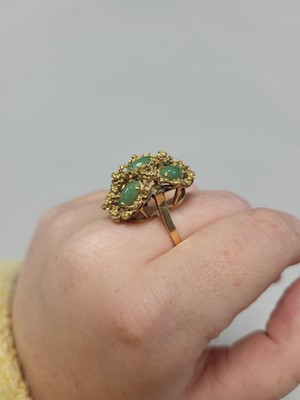 Lot 79 - A VINTAGE ABSTRACT CHALCEDONY SET CLUSTER RING,...