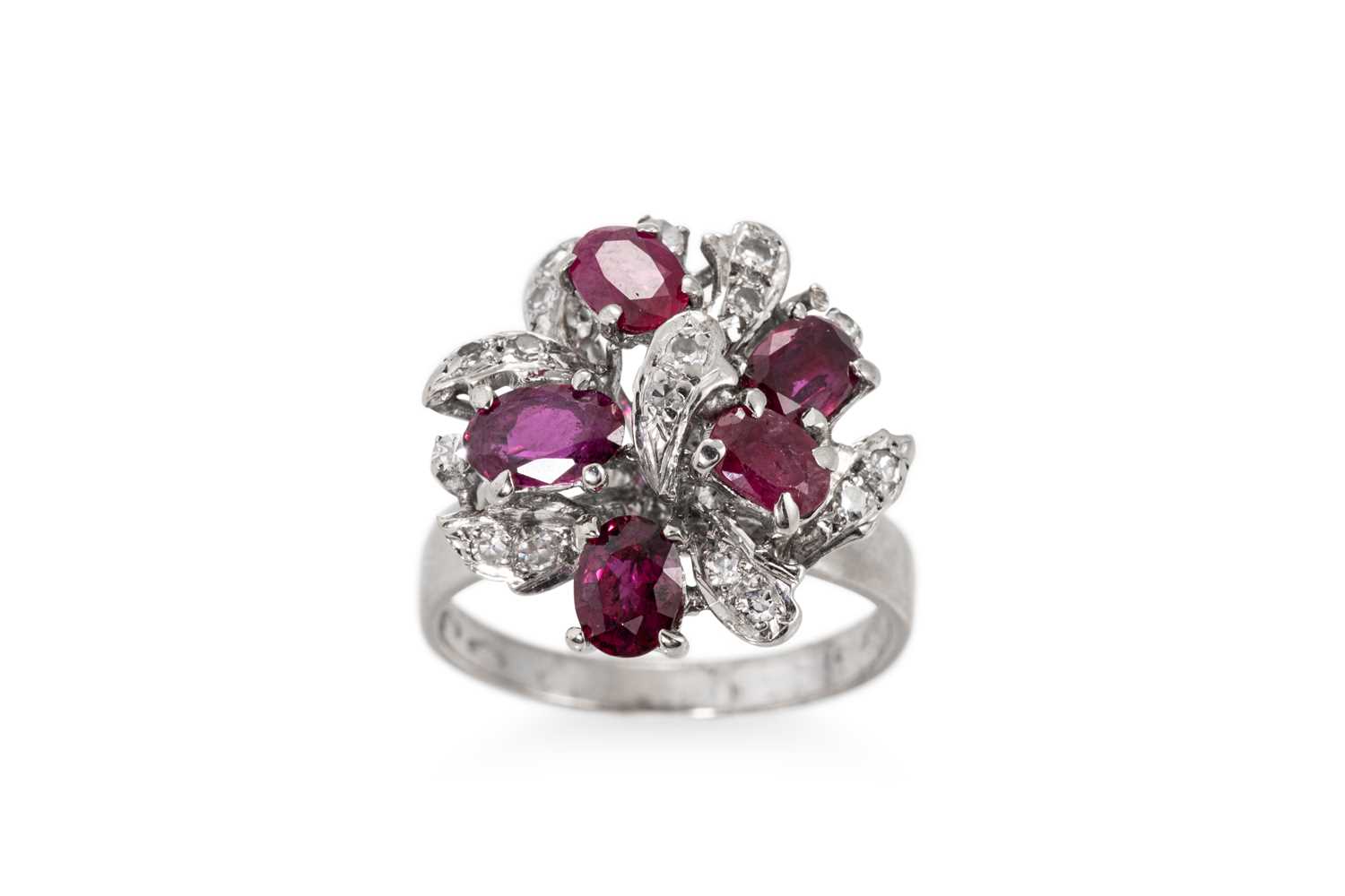 Lot 81 - A VINTAGE RUBY AND DIAMOND CLUSTER RING, the...
