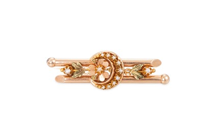 Lot 114 - AN EARLY 20TH CENTURY PEARL AND GOLD BROOCH,...