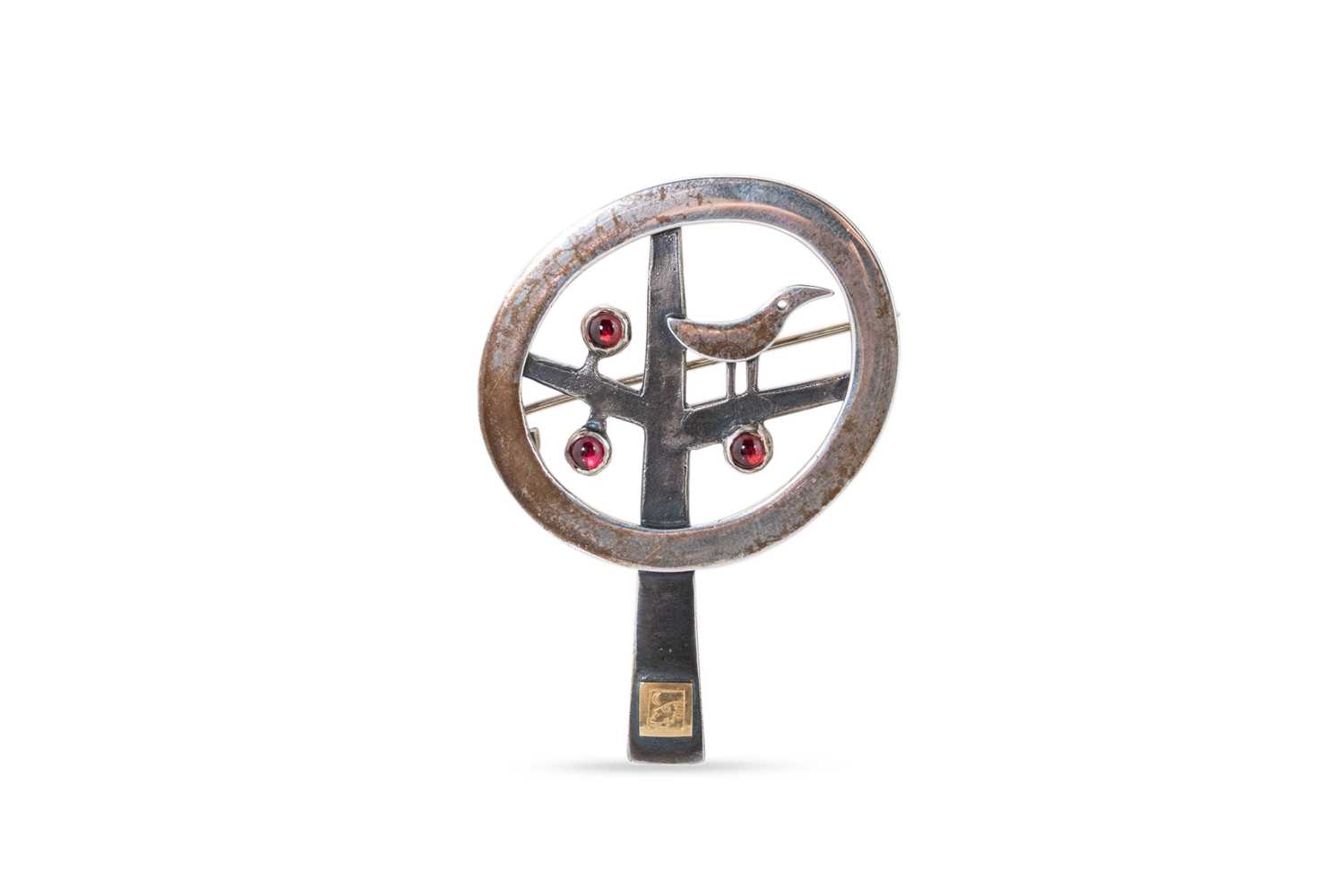 Lot 15 - A STERLING SILVER ABSTRACT BROOCH, by Alan...