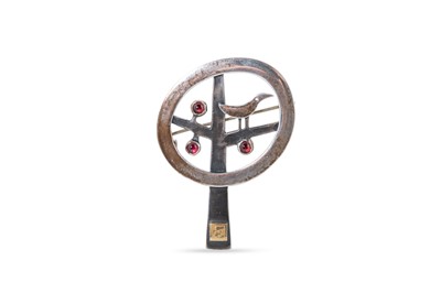 Lot 15 - A STERLING SILVER ABSTRACT BROOCH, by Alan...